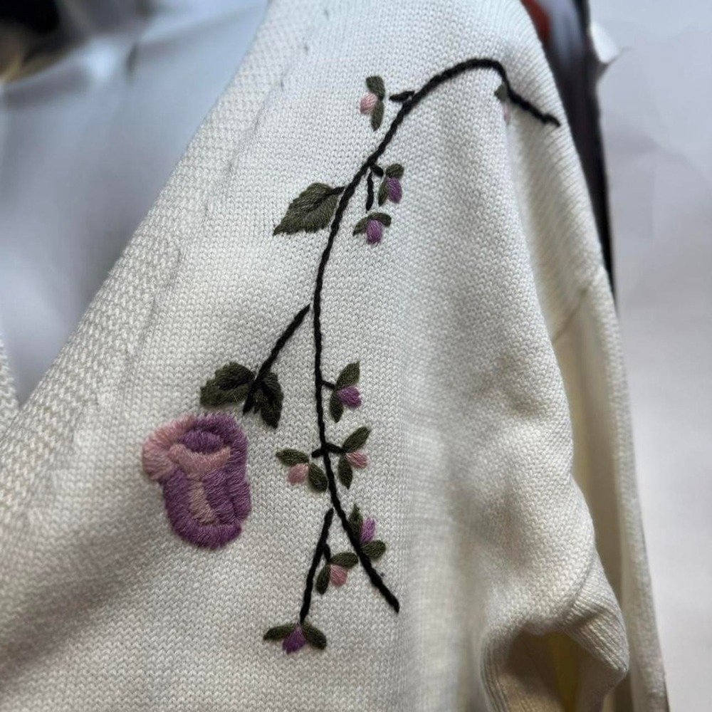 Bunulu Cream floral embroidered cardigan with faux fur trim. Size 1x - Picture 3 of 7